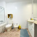 Yellow House Smart Tv And Garage *