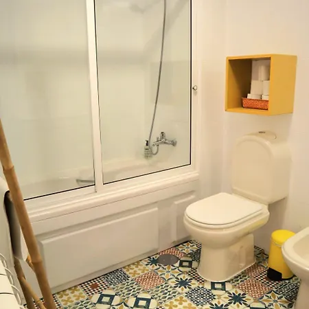 Yellow House Smart Tv And Garage